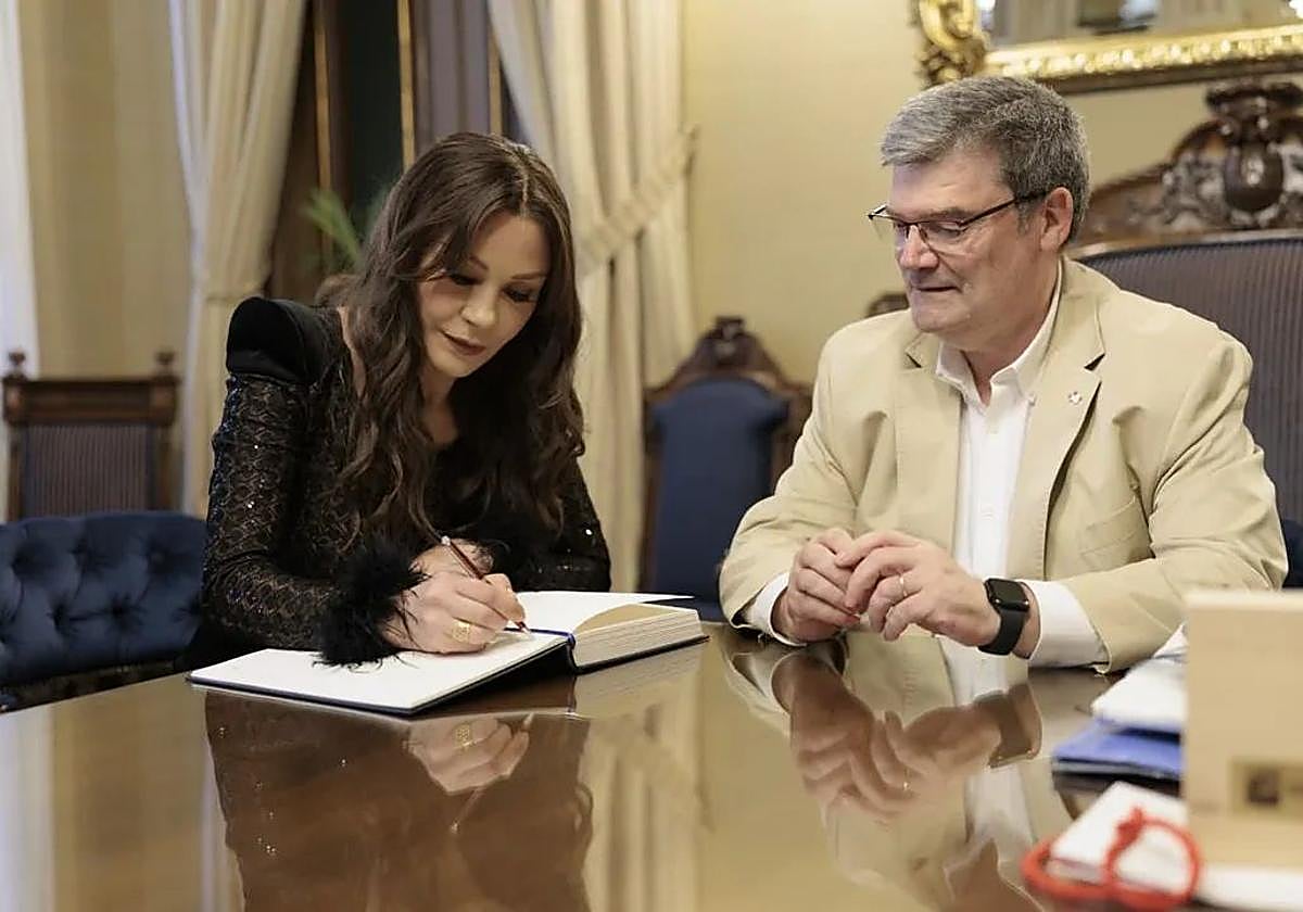 Zeta-Jones, este jueves firmando en el libro de visitas del Consistorio.