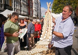 Vicente Sierra (Ajos Sierra) lleva más de 35 años acudiendo desde Zaragoza al tradicional mercado vitoriano.