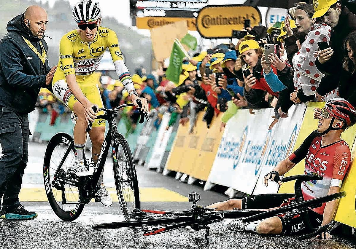 Arensman, agotado en el suelo tras imponerse en La Plagne, comtempla la llega del líder, Pogacar.