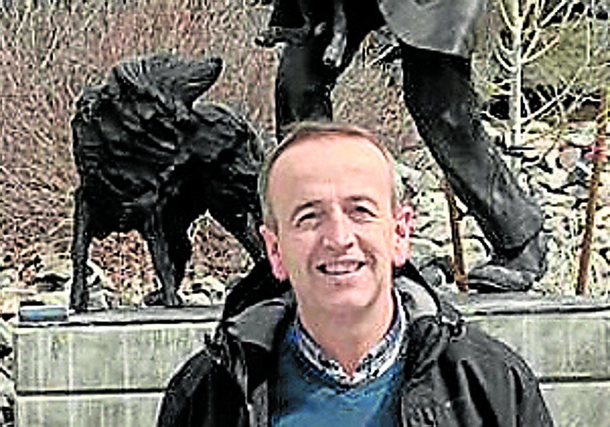 David Río, ante el Monumento al Pastor Vasco, en Reno.