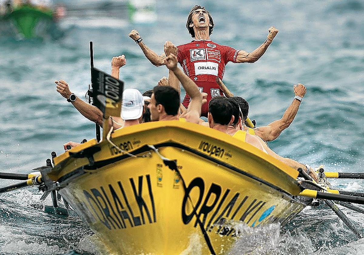 Gorka Aranberri, patrón de Orio, celebra el triunfio en una regata con sus remeros.