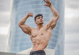 Andoni Fitness posando junto a la torre Iberdrola en Bilbao.