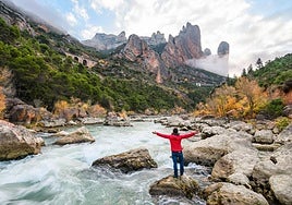 El sobrecogedor perfil de los Mallos de Riglos y el río Gállego que serpentea a sus pies.