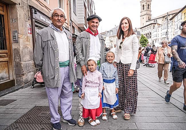 Agustín, Asier y Miren López de Arkaute con las pequeñas Maialen y Julene.