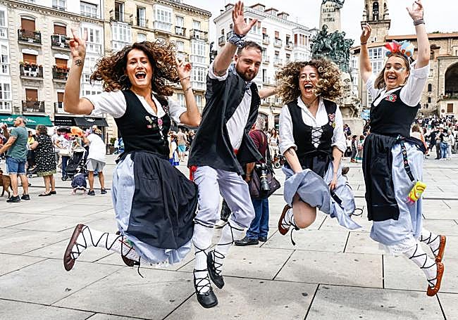Naroa, Unai, Maialen y María saltan en la Virgen Blanca.