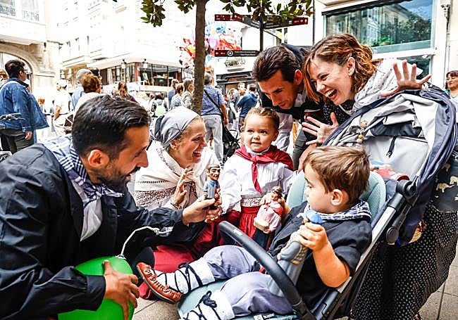 Aitor, Nagore, Ángel y Saray acompañados por sus hijos.