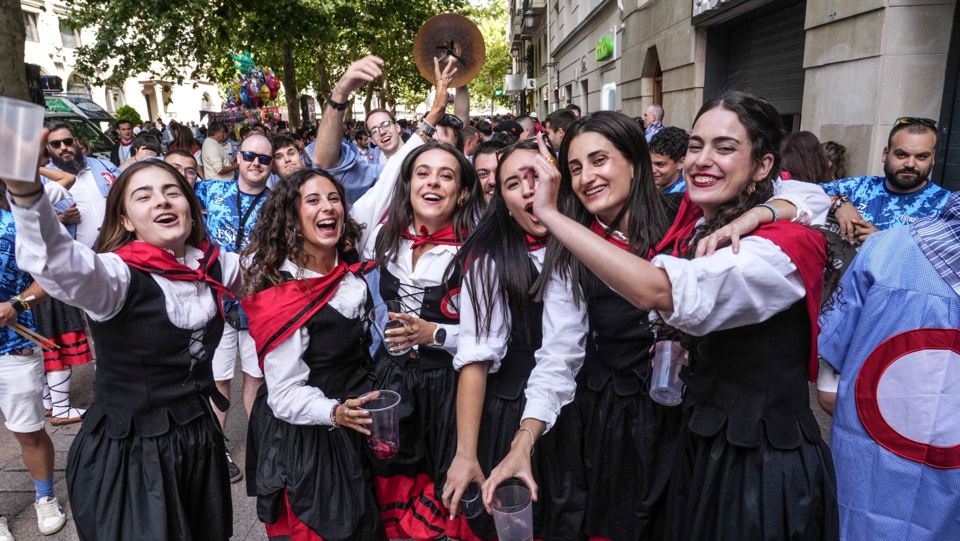Búscate en el paseíllo de blusas y neskas de Vitoria