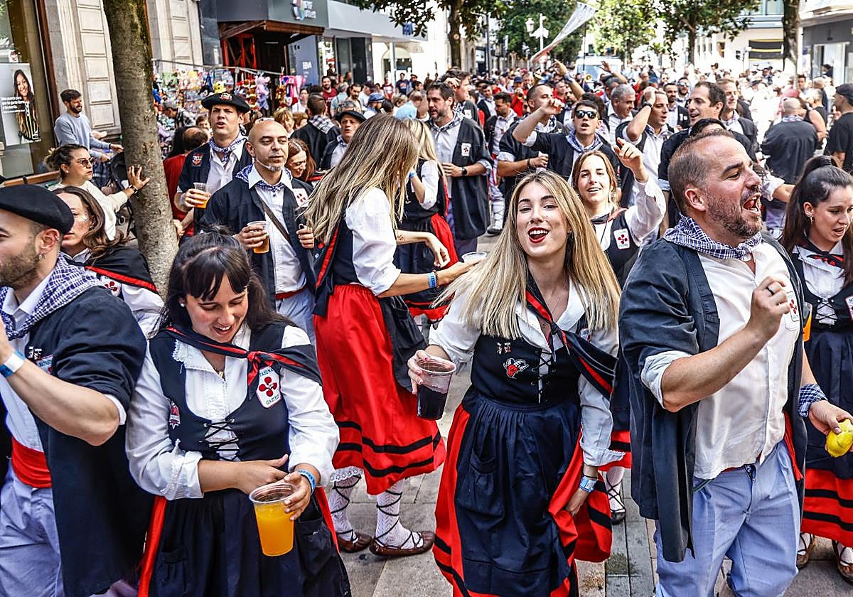 Búscate en el paseíllo de blusas y neskas de Vitoria