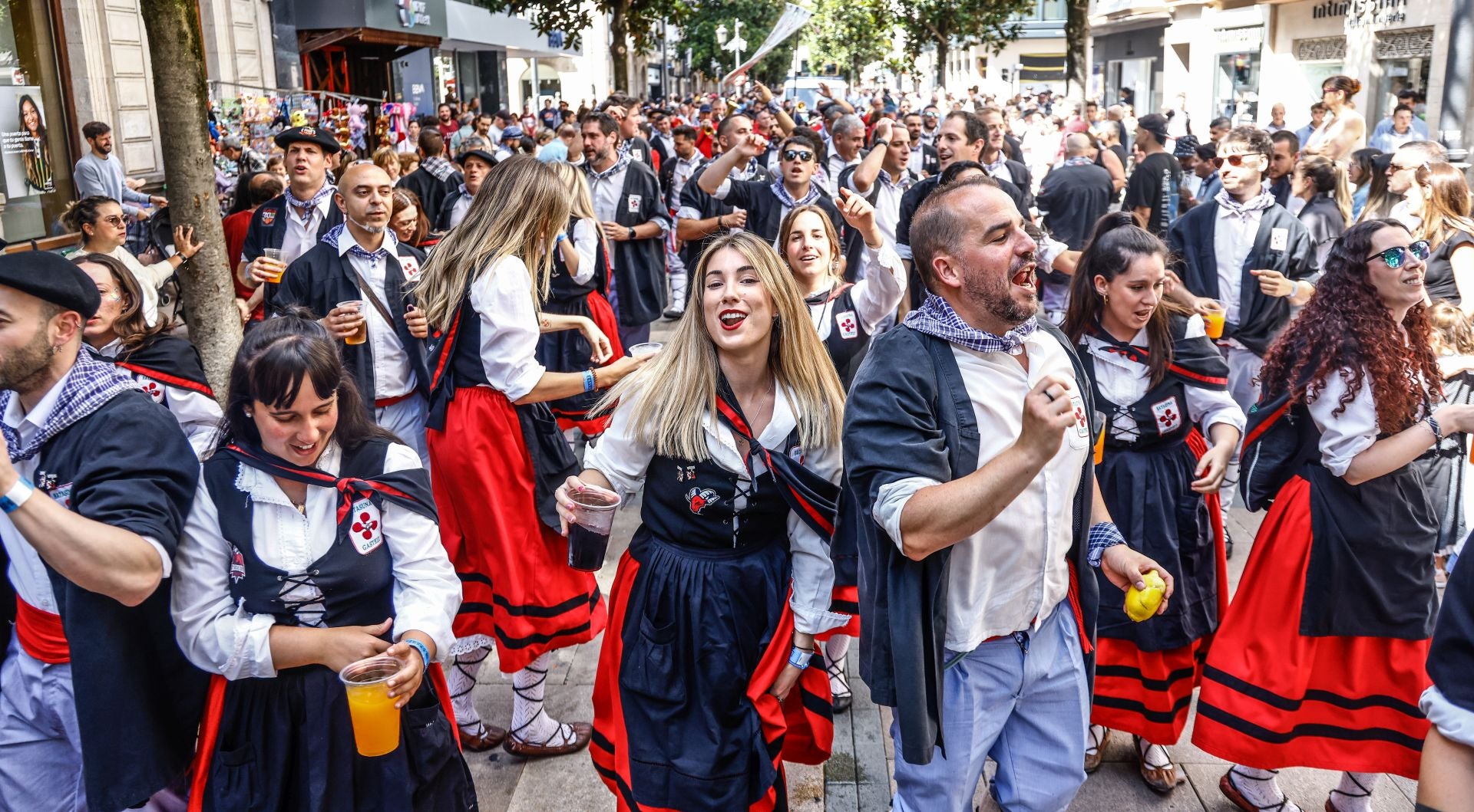 Búscate en el paseíllo de blusas y neskas de Vitoria