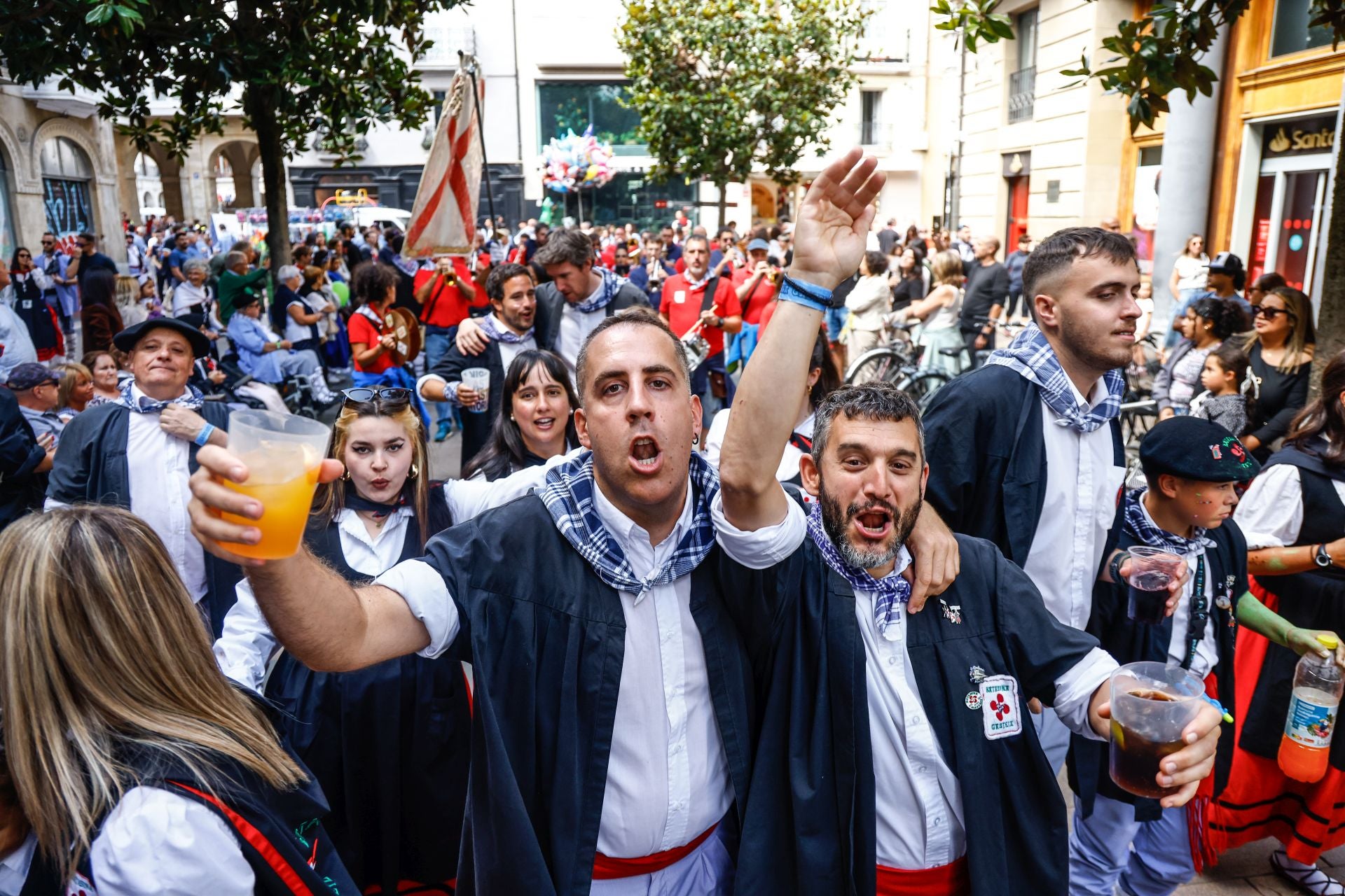 Búscate en el paseíllo de blusas y neskas de Vitoria