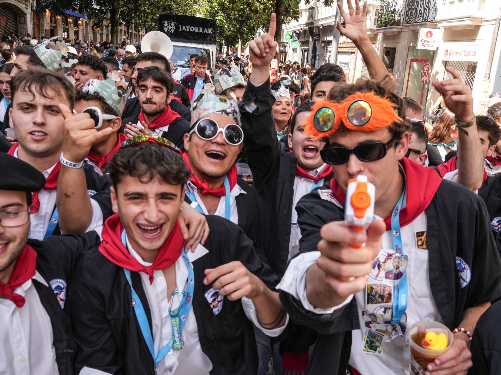 Búscate en el paseíllo de blusas y neskas de Vitoria