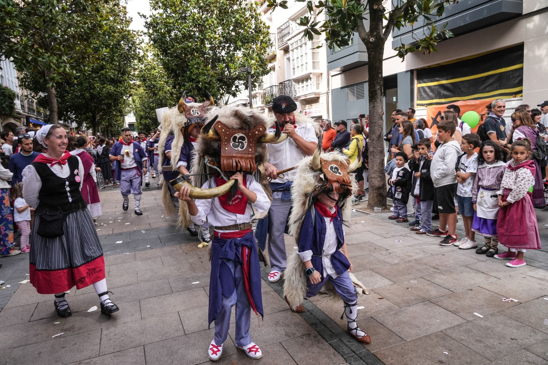Búscate en el paseíllo de blusas y neskas de Vitoria