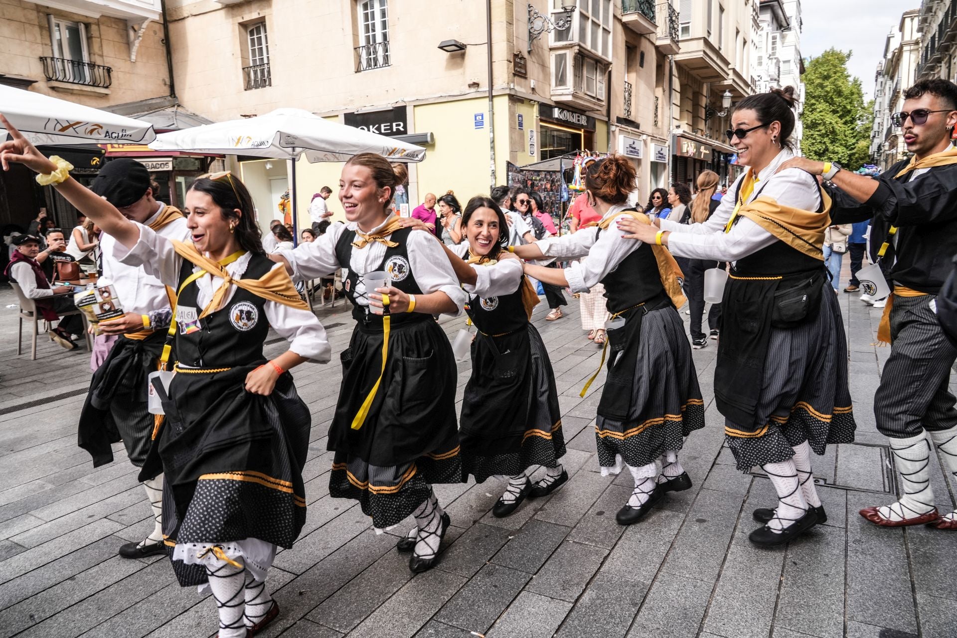 Búscate en el paseíllo de blusas y neskas de Vitoria