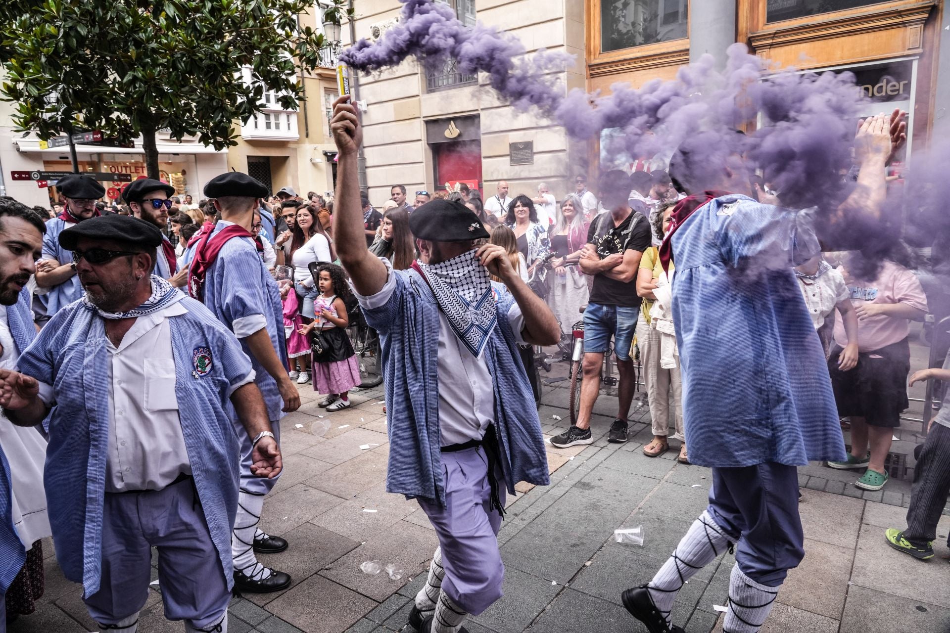 Búscate en el paseíllo de blusas y neskas de Vitoria