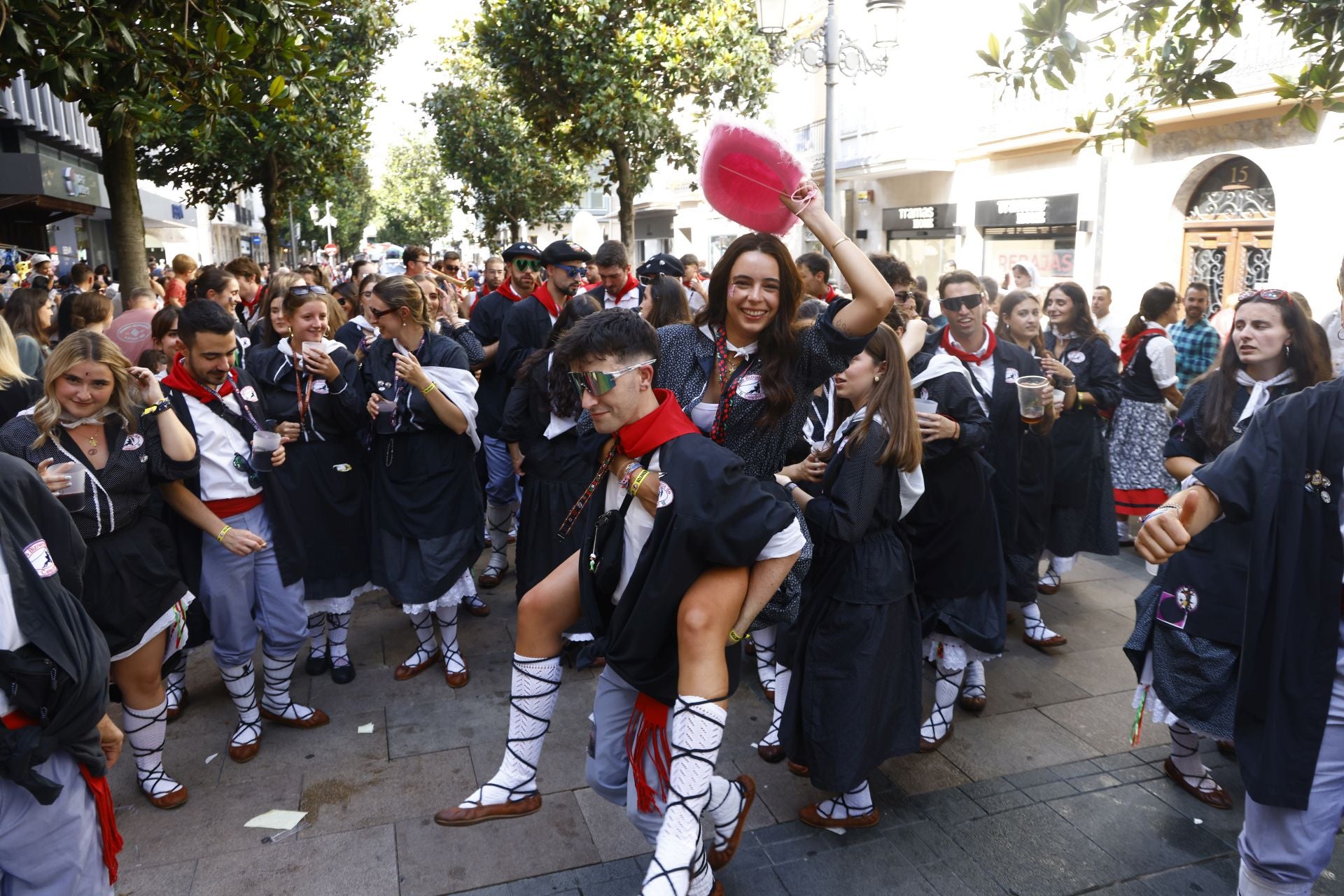 Búscate en el paseíllo de blusas y neskas de Vitoria