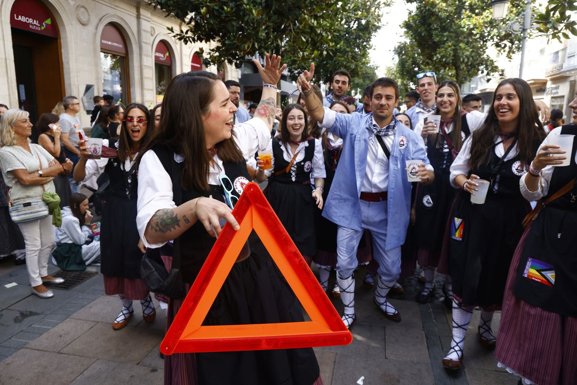 Búscate en el paseíllo de blusas y neskas de Vitoria