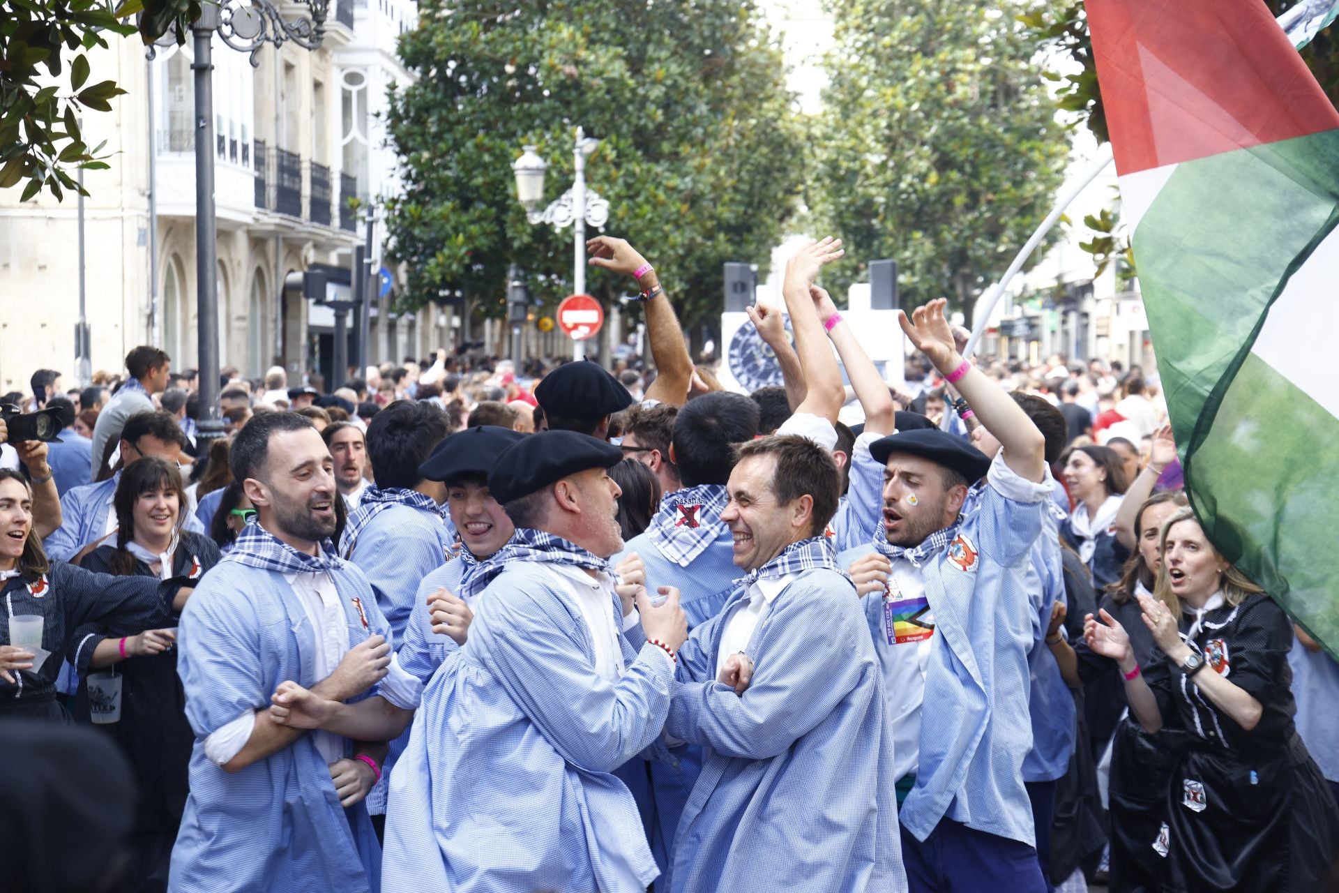 Búscate en el paseíllo de blusas y neskas de Vitoria
