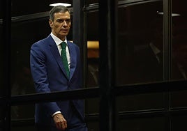 El presidente del Gobierno de España, Pedro Sánchez, en el aeropuerto Internacional Silvio Pettirossi en Luque (Paraguay).