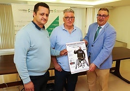 El concejal Aitor García, Fernando Esteve y Germán Martínez, de Caja Rural.