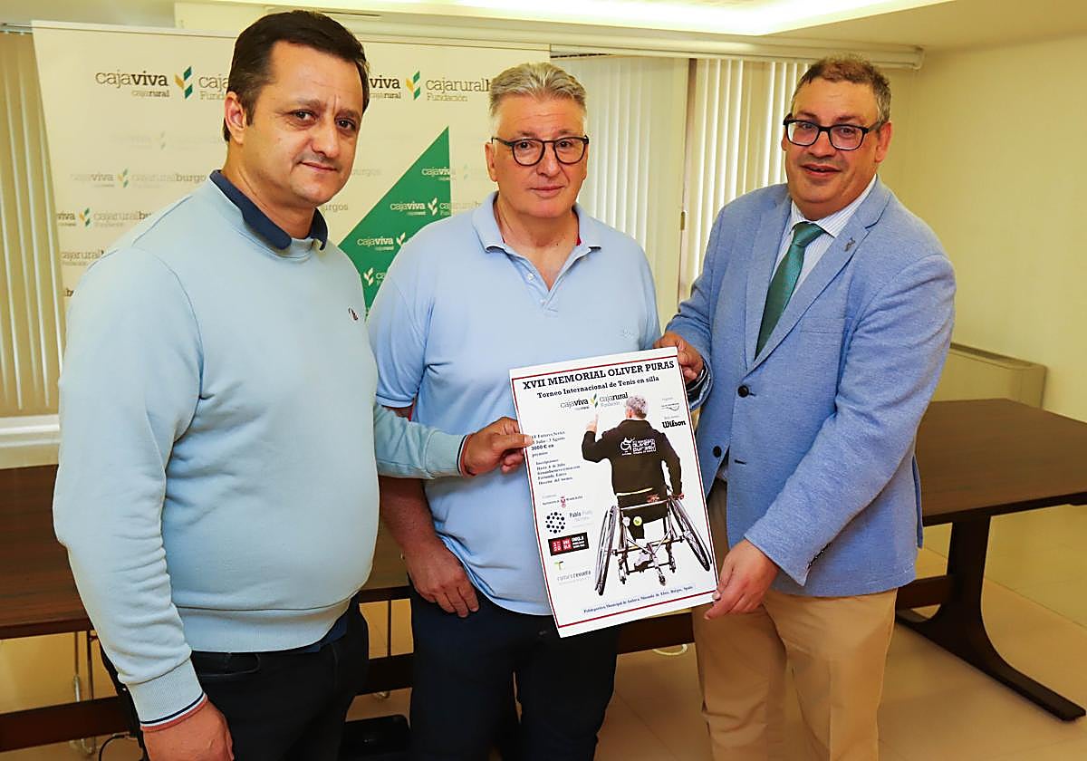 El concejal Aitor García, Fernando Esteve y Germán Martínez, de Caja Rural.