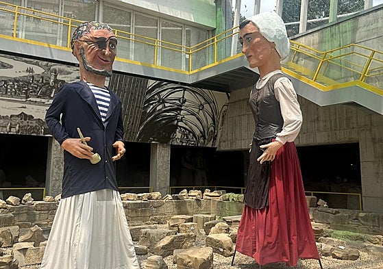 Las figuras de el Marinero y la Carguera en el Museo de Reproducciones antes de Aste Nagusia.