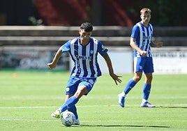 Aleñá se acomoda la pelota ante la mirada de Pablo Ibáñez.