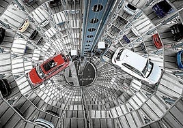Silo de vehículos en la planta principal de Volkswagen en Alemania, en la ciudad de Wolfsburgo.