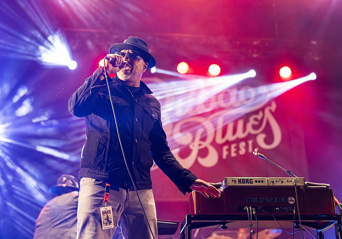 Duane Blackburn enardeciendo al respetable.