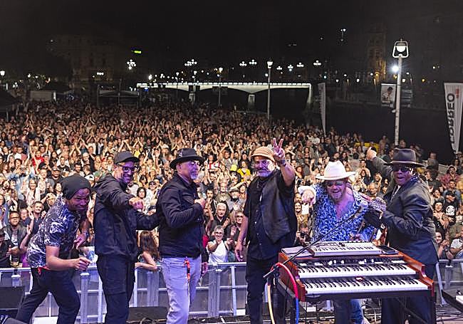 El sexteto mirando a cámara al acabar.