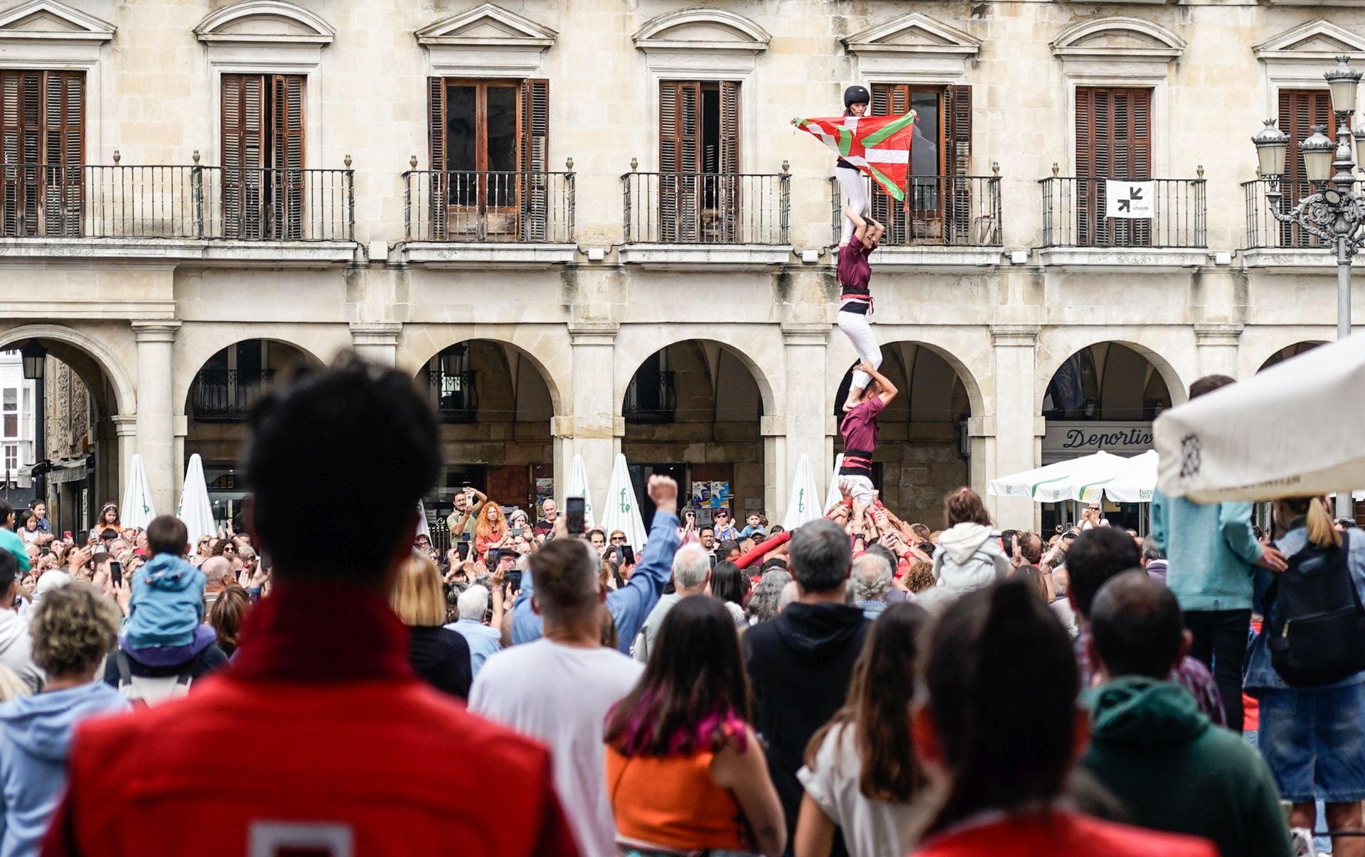 Una torre humana en el centro de Vitoria