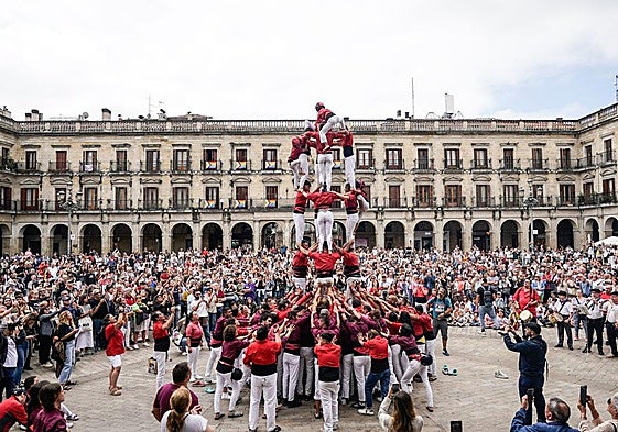 Uno de los espectaculares 'castells' que se han podido ver en Vitoria