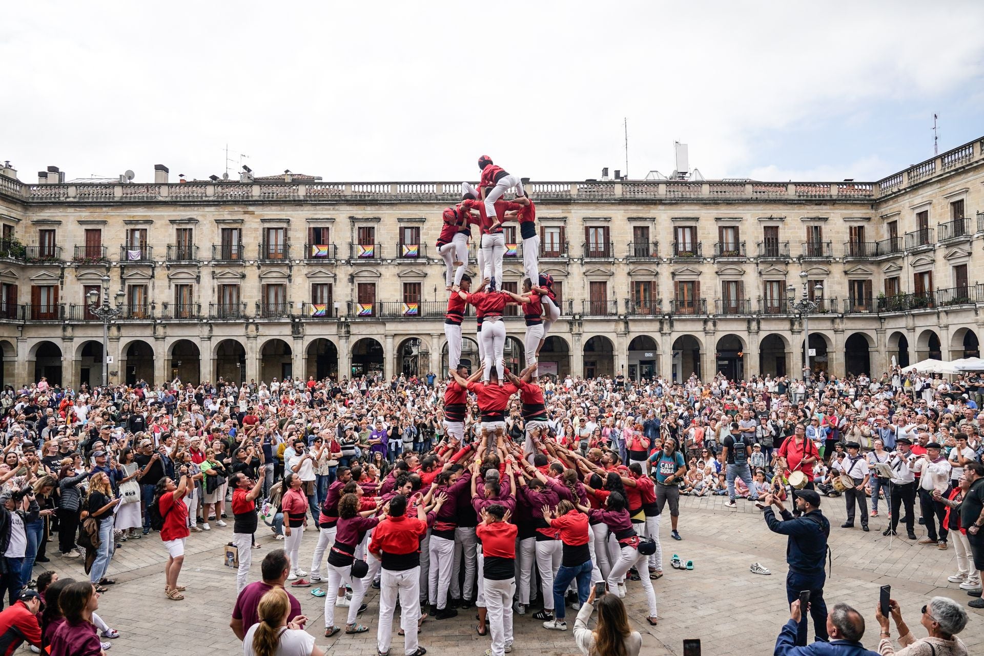 Una torre humana en el centro de Vitoria