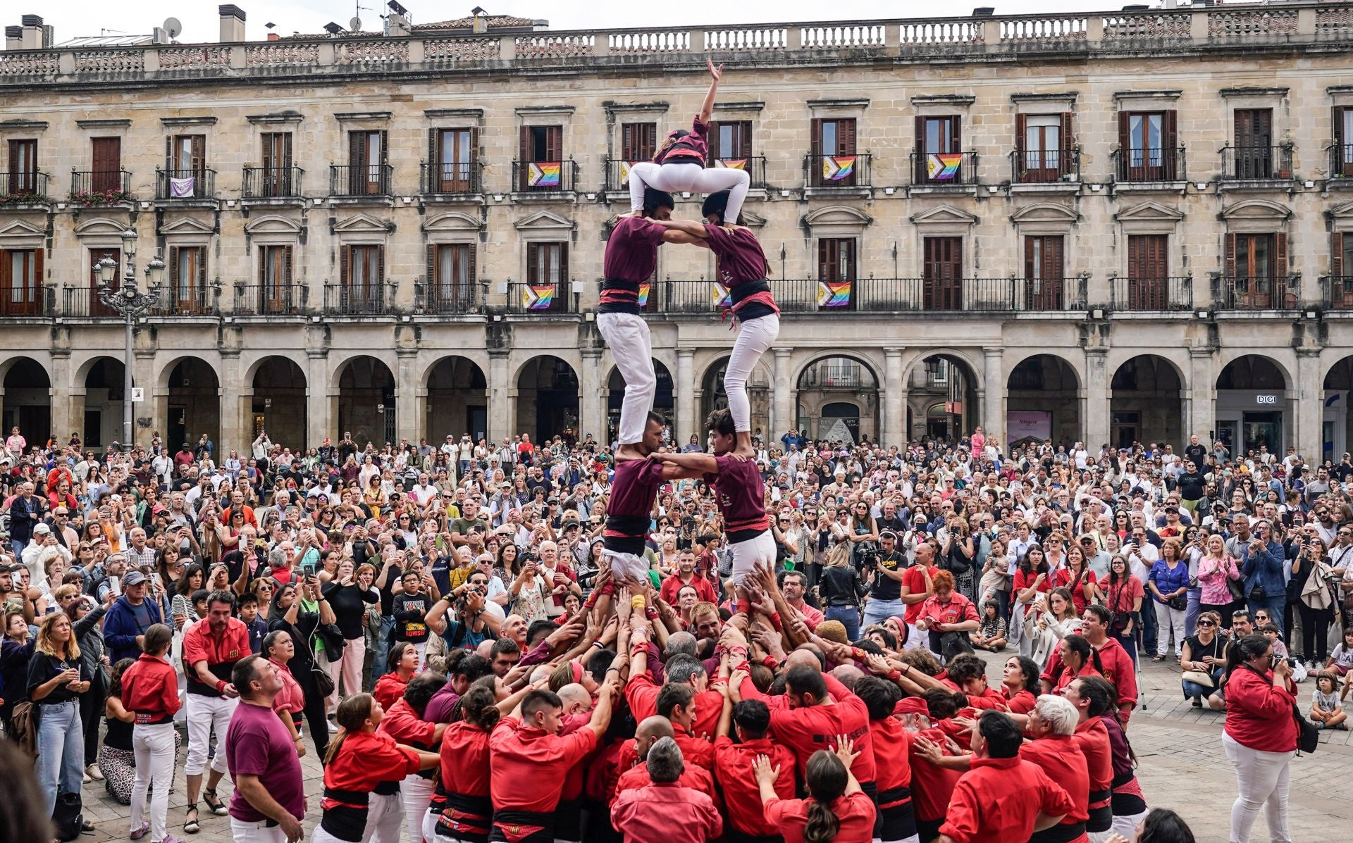 Una torre humana en el centro de Vitoria