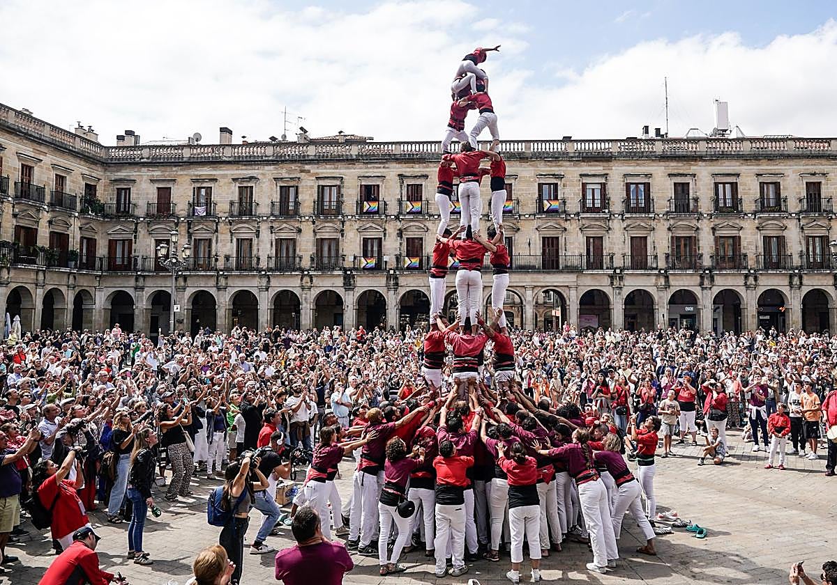 Una torre humana en el centro de Vitoria