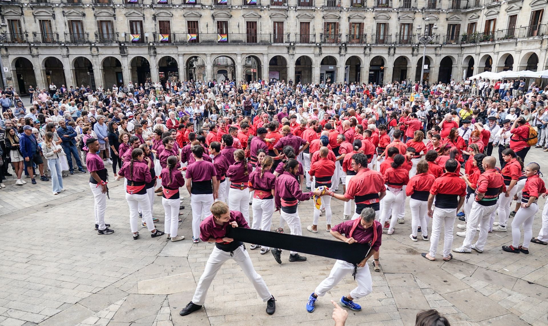 Una torre humana en el centro de Vitoria