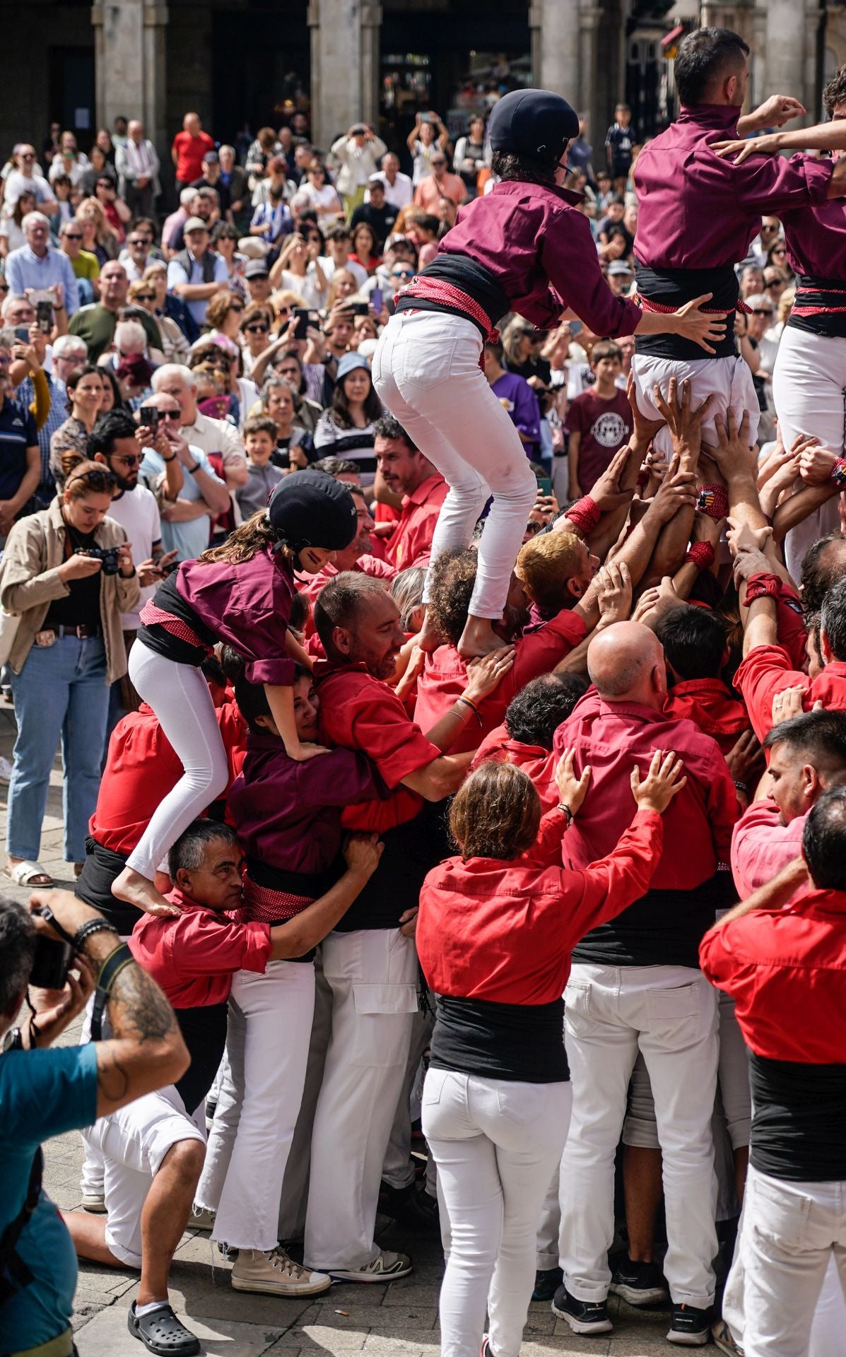 Una torre humana en el centro de Vitoria