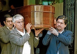 Patxi López, Manuel Huertas y Jesús Eguiguren portan el féretro con los restos de su compañero de partido, Juan Mari Jáuregui.