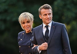 Emmanuel Macron y su esposa Brigitte Macron.