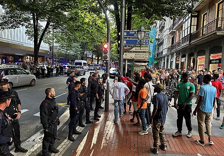 Los manteros se encaran a la Ertzaintza en el centro de Bilbao.
