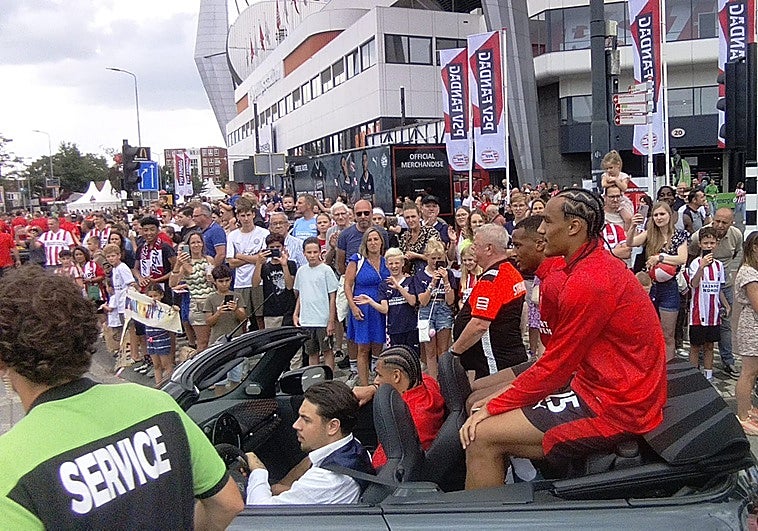 La curiosa llegada al campo del PSV en coches descapotables para jugar contra el Athletic