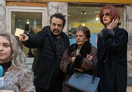 Nacho Vigalondo junto a Rocío Ibáñez e Ingrid García-Jonsson en el rodaje de 'Superestar'.