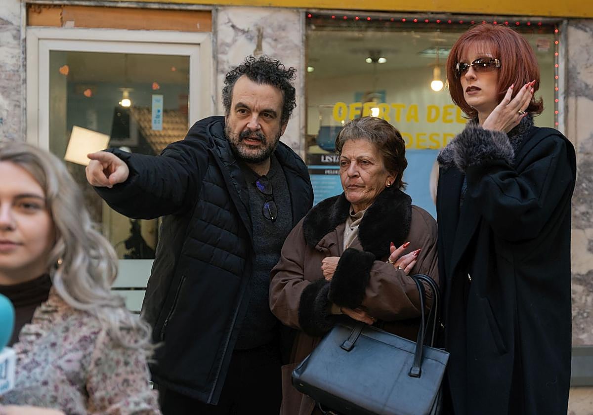 Nacho Vigalondo junto a Rocío Ibáñez e Ingrid García-Jonsson en el rodaje de 'Superestar'.