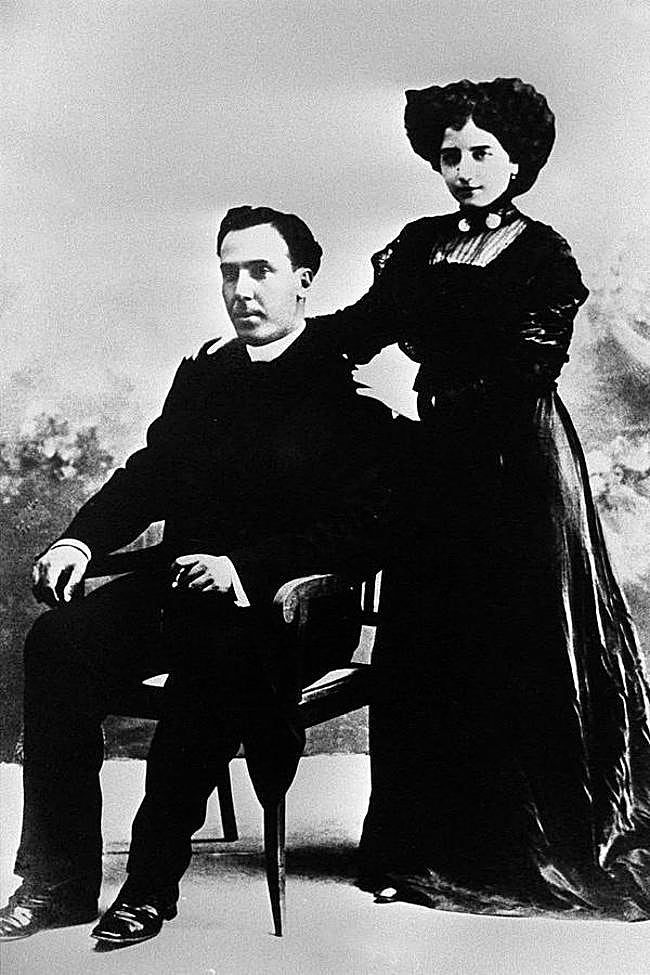 Machado y Leonor Izquierdo posan el día de su boda, el 30 de julio de 1909.