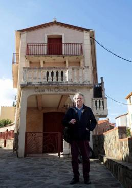 Imagen - Ian Gibson, biógrafo de Machado, ante el alojamiento de Collioure donde el poeta pasó sus últimos días.