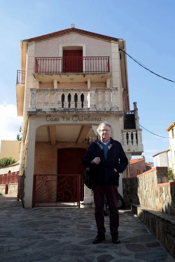 Imagen - Ian Gibson, biógrafo de Machado, ante el alojamiento de Collioure donde el poeta pasó sus últimos días.