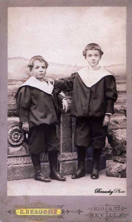 Imagen - Con su hermano Manuel en una imagen de su infancia, hacia 1883.
