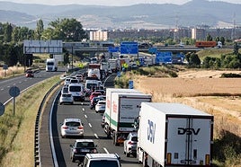Atasco en enlace con la N-622, en Etxabarri-Ibiña