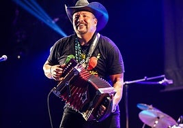 Terrance Simien a la trikitIxa de Luisiana.