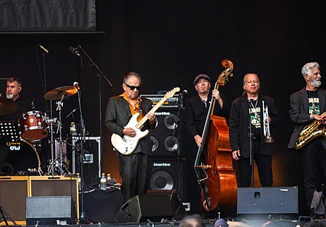 Jimmie Vaughan con su Fender Stratocaster.