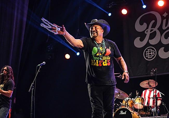 Terrance Simien regalando collares de bisutería al respetable.